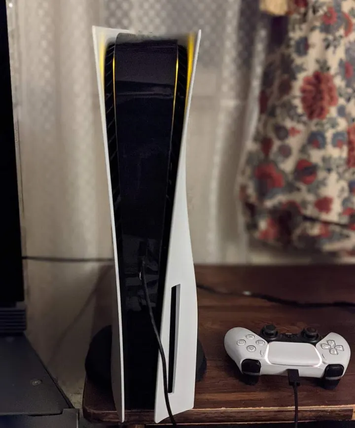 Beyaz PlayStation 5 konsolu, yanında bir kol